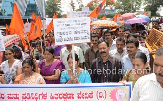 grigold members agents  protest 2